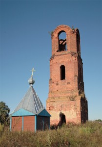 Сохранившаяся колокольня. д. Бережки и построенная часовня.